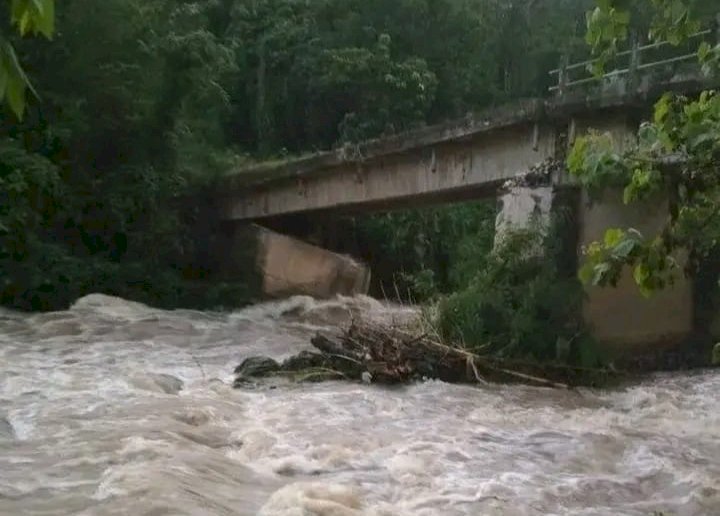 Kondisi jembatan Air Deras di Kecamatan Pendopo yang nyaris ambruk/ist