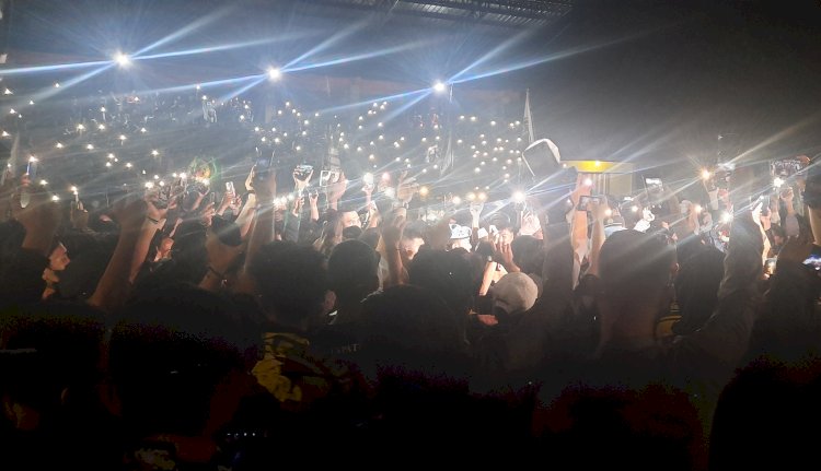 Ribuan suporter menyalakan lampu flash handphone sambil berdoa untuk korban tragdi Kanjuruhan/RMOL
