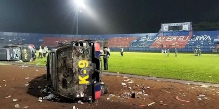 Kendaraan milik aparat kepolisian rusak akibat kerusuhan usai pertandingan Arema FC versus Persebaya/Net