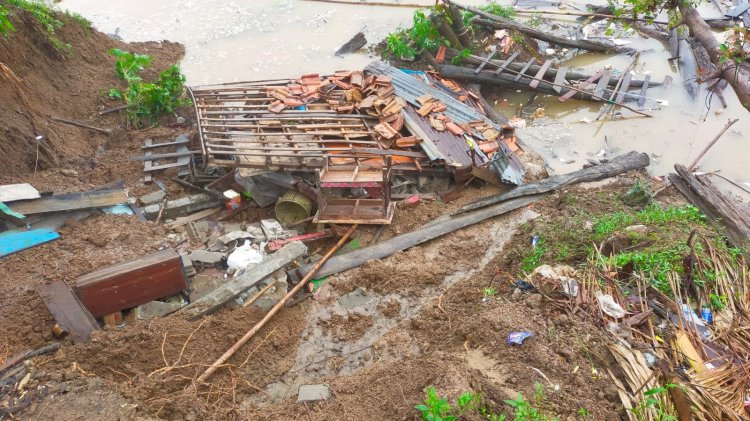 Kondisi rumah warga si tepian Sungai Musi yang hancur akibat bencana tanah longsor/ist