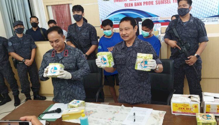 Badan Narkotika Nasional Provinsi (BNNP) Sumsel, merilis hasil ungkap kasus narkotika berupa sabu sebanyak 5 kg yang diamankan dari dua tersangka/Foto:Amizon