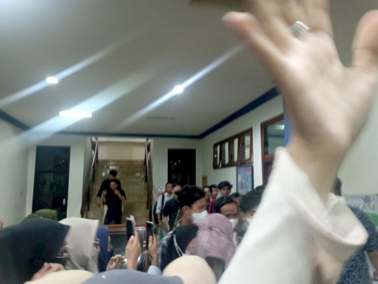 Momen tangan oknum mahasiswa halangi kamera jurnalis yang sedang meliput pemeriksaan terduga pelaku penganiayaan. (ist/rmolsumsel.id)