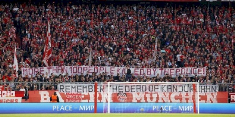 Suporter Bayern Muenchen bentangkan spanduk sebagai bentuk solidaritas pada para korban tragedi Kanjuruhan. (ist/Net)