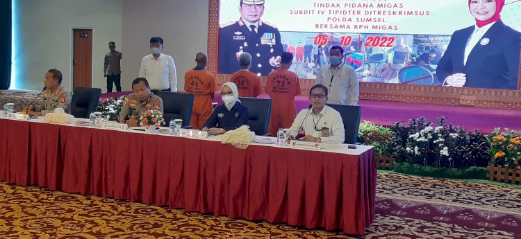 Kapolda Sumsel Irjen Pol Toni Harmanto saat melakukan gelar perkara ungkap kasus gudang BBM ilegal yang berada di Kabupaten Muara Enim, Rabu (5/10).