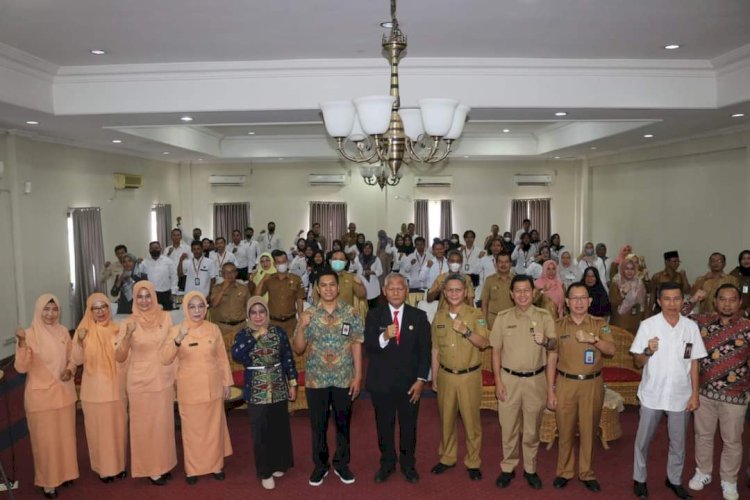 Pj Sekda Muara Enim H Riswandar foto bersama dengan para perserta UMKM dilatih digital marketing. (Noviansyah/Rmolsumsel.id). 