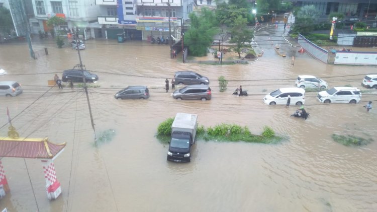 Jalan Basuki Rahmat yang terendam banjir. (ist/rmolsumsel.id)