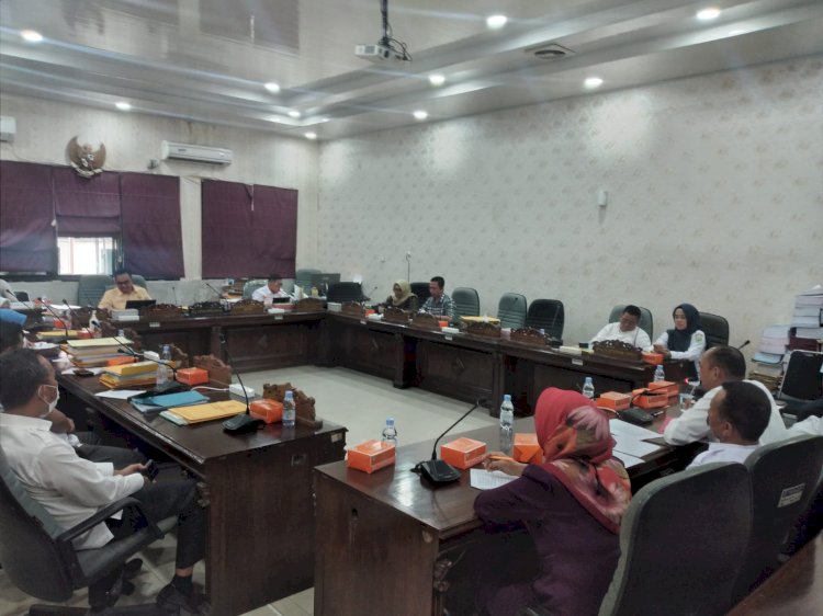 Komisi V DPRD Sumatera Selatan (Sumsel) menerima kehadiran sejumlah kelompok tenaga honor  tenaga honorer Kategori-2 (K2), Kelompok Kerja Kepala Sekolah Swasta (SMA/SMK)  diruang rapat Komisi V DPRD Sumsel, Rabu (5/10).(Dudy Oskandar/rmolsumsel.id)   