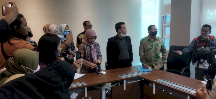 Rektor UIN Raden Fatah Palembang, Prof Nyayu  Khadijah saat memberikan keterangan pers terkait aksi kekerasan yang menimpa seorang mahasiswa, Kamis (6/10).