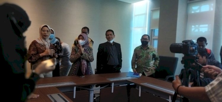 Rektor UIN Raden Fatah Palembang, Prof Nyayu  Khadijah saat memberikan keterangan pers terkait aksi kekerasan yang menimpa seorang mahasiswa, Kamis (6/10).