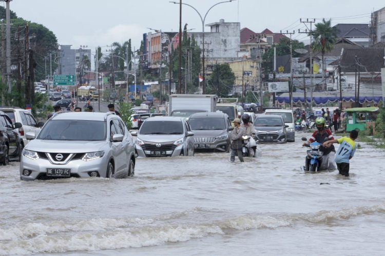 Kondisi banjir yang mengepung Palembang usai terjadi hujan selama satu malam, Kamis (6/10). (Adam Rahman/ RMOlSumsel)