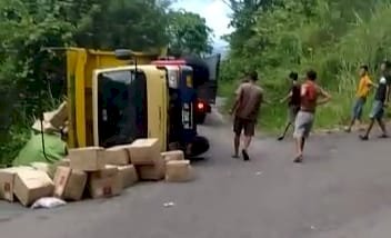 Truk yang membawa bantuan pertanian mengalami kecelakaan dan nyaris masuk jurang/ist.