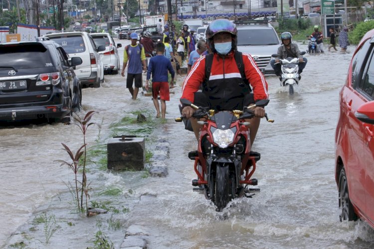 Banjir yang menyerang sejumlah ruas jalan di Kota Palembang. (kenedy/rmolsumsel.id) 