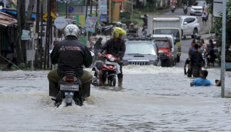 Jalan protokol di Palembang terendam banjir akibat hujan deras yang mengguyur dalam beberapa hari terakhir/Foto: RMOL