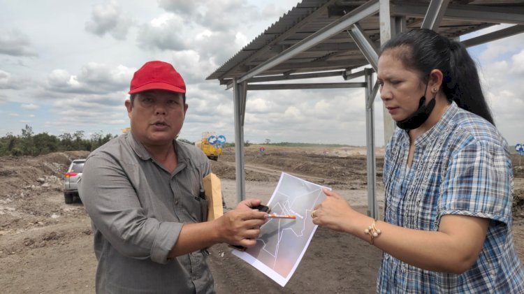 Robert Aritonang (kiri) bersama istrinya Polinawaty (kanan) menunjukkan peta kebun miliknya yang digarap oleh PT Bukt Asam. (ist/rmolsumsel.id)
