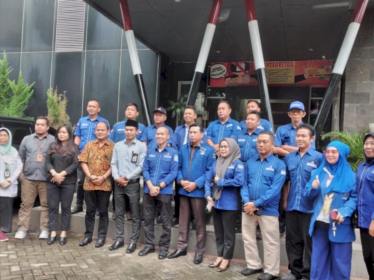 Jajaran pengurus DPC Partai Demokrat Palembang mendatangi KPU Palembang/Foto: Dudy Oskandar