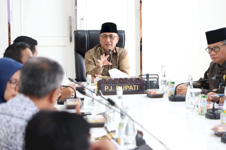 PjnBupati Muba Apriyadi memimpin rapat persiapan pelaksanaan Regsosek/ist.
