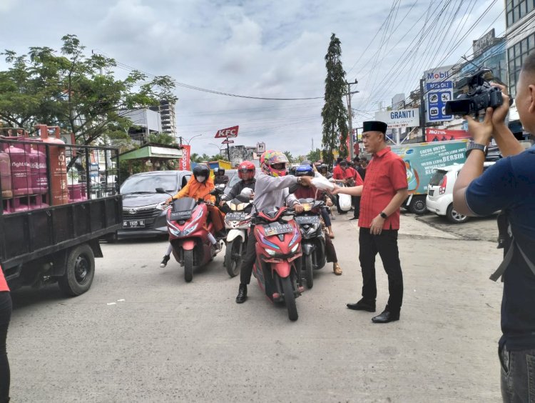 DOC PDI Perjuangan Palembang membagikan ribuan nasi bungkus kepada masyarakat/ist