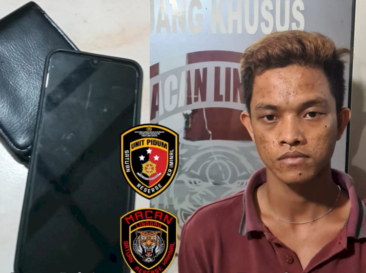 Tersangka Bowo berikut dengan barang bukti diamankan.(foto Istimewa)