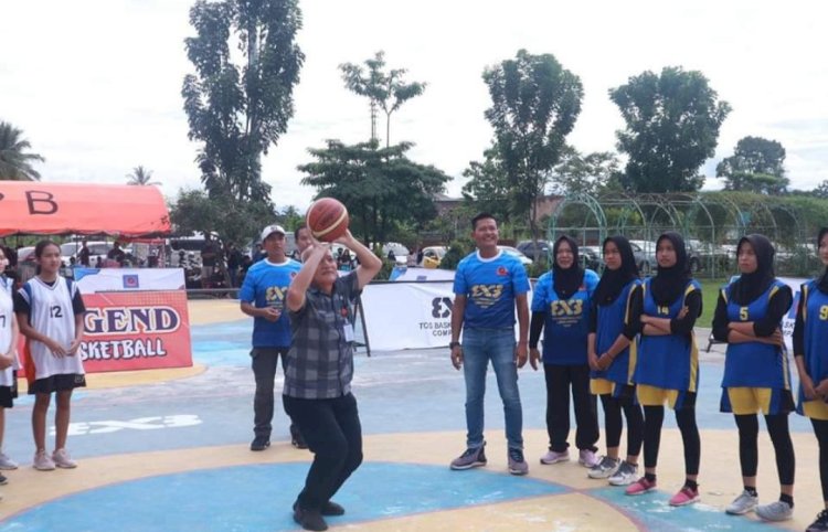 Asisten III Bidang Administrasi Umum Kota Lubuklinggau Herdawan membuka turnamen bola basket 3x3 yang diikuti 24 tim/ist.