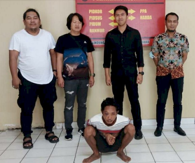Amri alias Agus (40) tersangka yang telah menjual sepeda motor orangtua angkatnya ketika berada di Polrestabes Palembang. (Amizon/RmolSumsel.id)