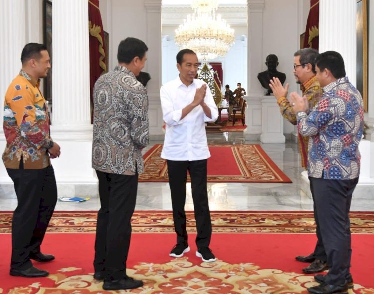 Presiden Jokowi menerima kunjungan Dewan Direksi  BPJS Ketenagakerjaan, pada Jumat (07/10/2022), di Istana Merdeka, Jakarta. (Foto: BPMI Setpres/Rusman). 