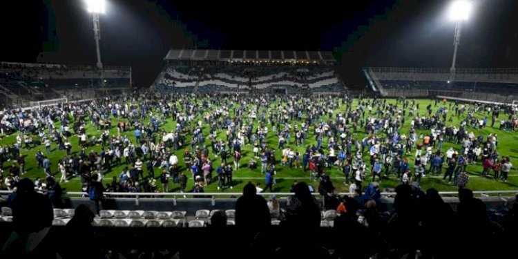 Bentrokan antara polisi dan suporter sepakbola di Stadion Juan Carmelo Zerillo, La Plata, Argentina pada Kamis malam (6/10)/Net