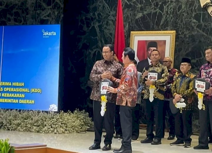 Wabup Empat Lawang, Yulius Maulana saat menerima mobil damkar dari Gubernur DKI Jakarta/ist