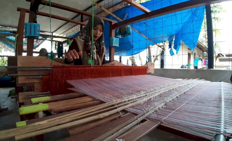 Penenun di Mutiara Songket, Darussalam, Aceh Besar, tengah menenun pesanan songket dari pelanggan/Foto:RMOLAceh