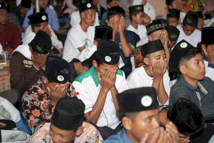 Salawat dan doa bersama yang digelar di Pondok Pesantren Hidayatul Thullab, Desa Leban Jaya, Tuah Negeri, Kabupaten Musi Rawas. (ist/rmolsumsel.id)