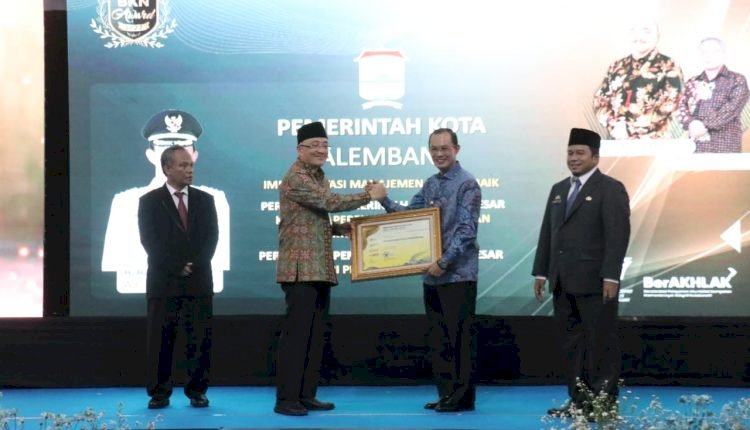 Penyerahan penghargaan BKN Award kepada Walikota Palembang Harnojoyo. (ist/rmolsumsel.id)