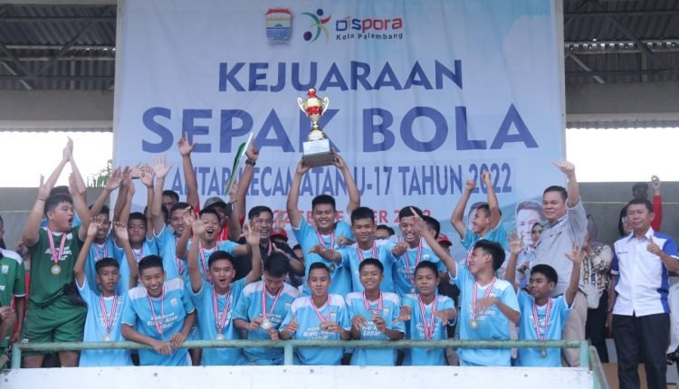 Tim Kecamatan Alang-alang Lebar berhasil menjuarai turnamen sepakbola U-17. (ist/rmolsumsel.id)