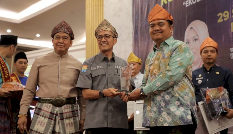Sekda Palembang Ratu Dewa saat menyerahkan penghargaan Kampung Kreatif di Hotel Beston Palembang. (ist/rmolsumsel.id)