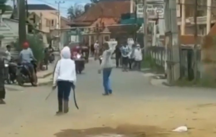 Aksi  saling serang menggunakan senjata tajam jenis parang panjang terjadi di Jalan  KH Azhari Kelurahan 3-4 Ulu, Kecamatan Seberang Ulu (SU) I tepatnya tidak jauh dari Klinik Hani Hadi Palembang, Jumat (7/10) siang dan sempat viral di media sosial.(ist/rmolsumsel.id)