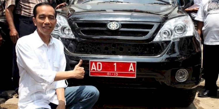 Presiden Joko Widodo saat memperkenalkan mobil Esemka/Net
