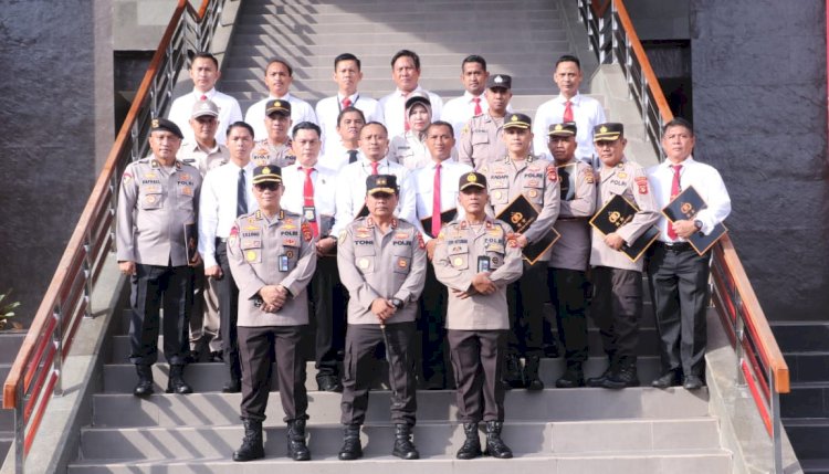  Kapolda Sumsel Irjen Pol Drs Toni Harmanto MH memberikan PIN Emas dan Piagam Penghargaan.(ist/rmolsumsel.id)