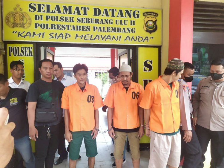 Tiga orang pengedar sabu saat berada di Polsek Seberang Ulu II Palembang, usai tertangkap, Senin (10/10/2022).