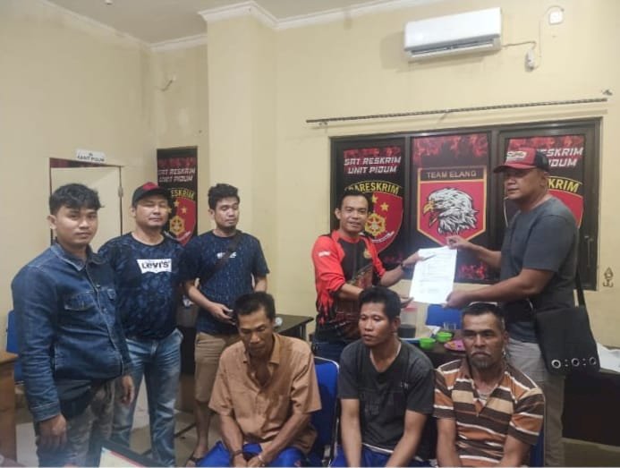 Ketiga pelaku pencurian mobil sebelum dibawa ke Polsek Semidang Alas Maras, Polres Seluma