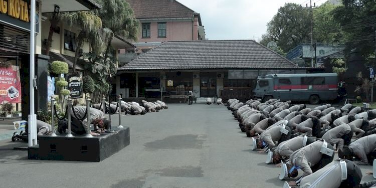 Ratusan personel Polres Malang Kota melakukan sujud massal saat apel rutin yang digelar di Halaman Mapolres Malang Kota/net