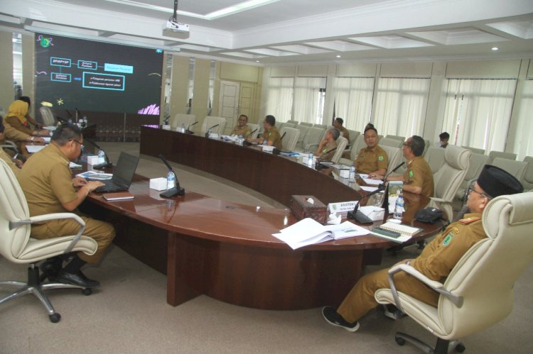 Rapat Penyusunan Indikator Penilaian dan Persiapan Tim Interdis Kegiatan Evaluasi Peningkatan Kinerja dan Reformasi Birokrasi Kecamatan dalam Kabupaten Muba TA 2022, di Ruang Rapat Serasan Sekate Setda Muba, Senin (10/101/2020)/Ist.