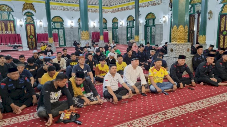 Do'a Brimob Polda Sumsel dan Suporter SFC untuk para korban tragedi di stadion Kanjuruhan /ist