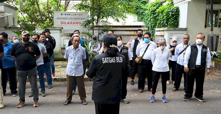 Satgas BLBI saat melakukan penyitaan terhadap aset obligor PT BPSP/Foto: Kemenkeu