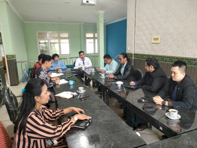  Tim kuasa hukum Arya Lesmana Putera (19) mengadukan Rektor Universitas Islam Negeri (UIN) Raden Fatah Palembang ke Ombudsman Perwakilan Provinsi Sumsel, Selasa (11/10).