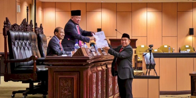 Ketua Pansus BLBI Bustami Zainuddin saat menyerahkan rekomendasi hasil Pansus ke Ketua DPD RI LaNyalla Mahmud Mattalitti/Ist