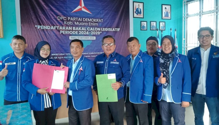 Pengambilan formulir pendaftaran Bacaleg partai Demokrat di kantor DPC Partai Demokrat, mulai dari anggota partai sampai masyarakat umum. (Noviansyah/Rmolsumsel.id). 
