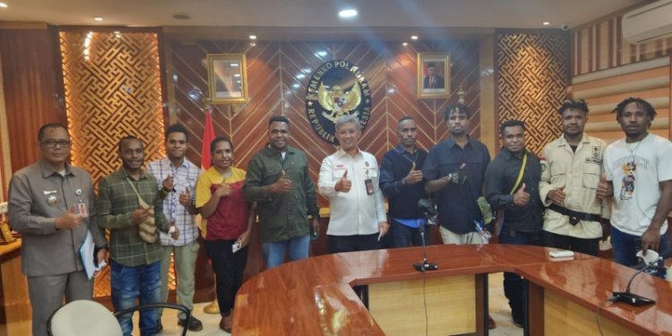 Sepuluh mahasiswa yang tergabung dalam Forum Mahasiswa Peduli Pembangunan Tanah Papua diterima perwakilan Kemenko Polhukam di Jakarta/Ist