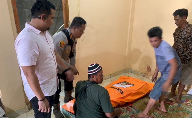 Polisi mengevakuasi jenazah pasutri yang jadi korban perampokan di Banyuasin/ist