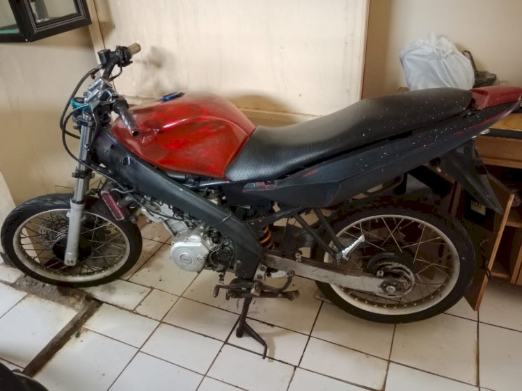 Sepeda motor hasil curian yang ditahan Mapolsek Jarai dari tersangka Alek. (ist/rmolsumsel.id)