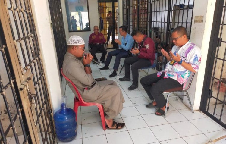 Tahanan Polres Mura melakukan kegiatan rohani yakni membaca Surat Yasin dan mendengarkan tausyiah/ist.