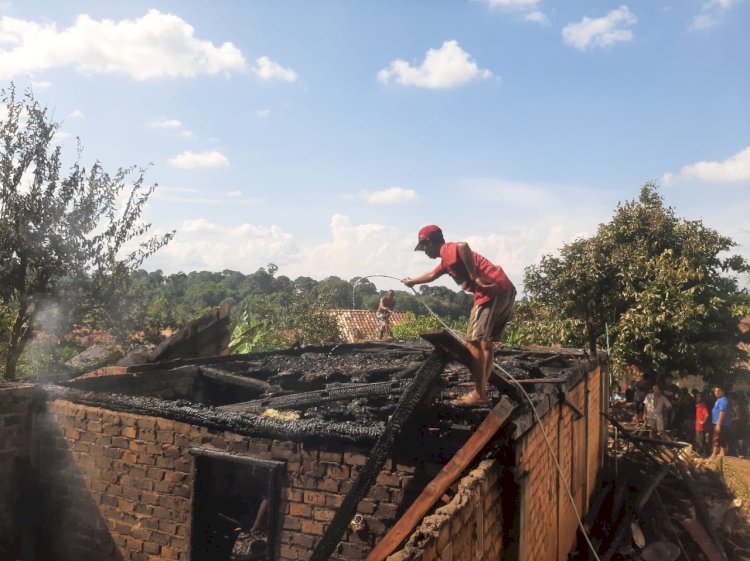 Puing-puing rumah milik Hasbul (49) warga Dusun II Desa Lebak Budi, Kecamatan Panang Enim, Kabupaten Muara Enim ludes terbakar/ist