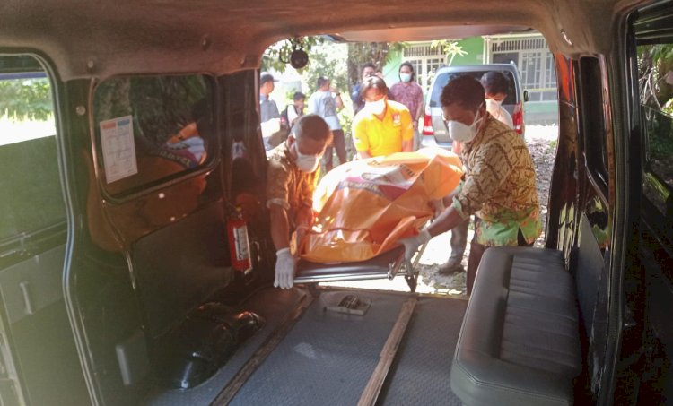 Tim Inafis Polres Muara Enim membawa jenazah ke RSUD Dr HM Rabaian Muara Enim/RMOL